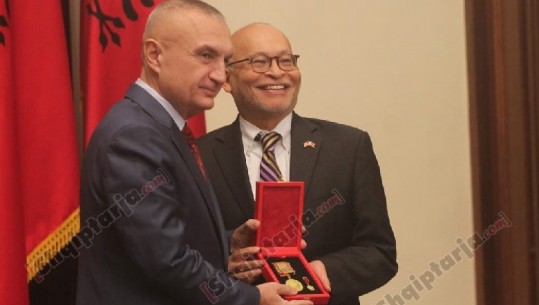 Presidenti Meta dekoron ish-ambasadorin e SHBA-ve, Arvizu me titullin e lartë “Meritë të veçanta civile”