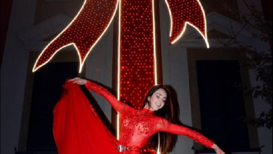 Fotolajm/ 'Gëzuar Tirana ime', primabalerina Adela Muçollari përcjell atmosferën e festave në kryeqytet