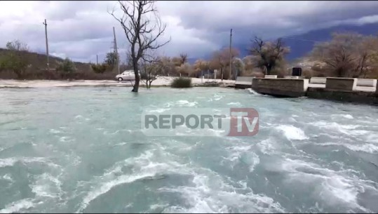Bllokohet aksi Gjirokastër-Tepelenë, liqeni i Viroit rrezikon sërish përmbytjen e rrugës (VIDEO)