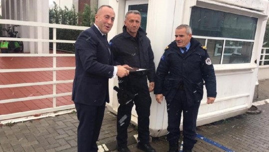 Dita e Pavarësisë/ Kryeministri Ramush Haradinaj iu jep ëmbëlsira policëve në Kosovë