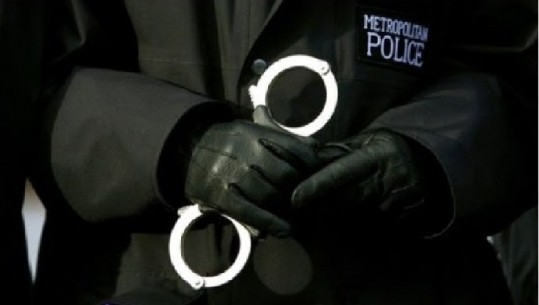 Londër, arrestohen dy shqiptarë për grabitje me armë zjarri (EMRAT)
