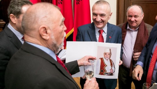 FOTO LAJM/ Ish-presidenti kroat, Stjepan Mesiç vishet me kostum popullor shqiptar 