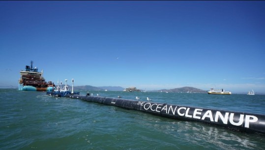Testohet pajisja që do të pastrojë detet dhe oqeanet nga mbetjet plastike