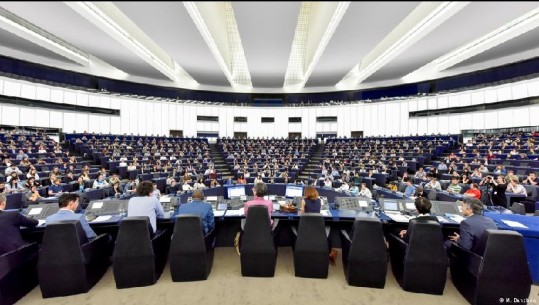 Rezoluta e Parlamentit Europian për Maqedoninë: Gruevski t’u dorëzohet autoriteteve të Shkupit