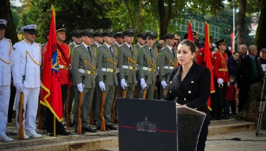 Ushtria ekspozon armatimet për qytetarët, ministrja Xhaçka: Ushtarët janë rojet e lirisë së vendit
