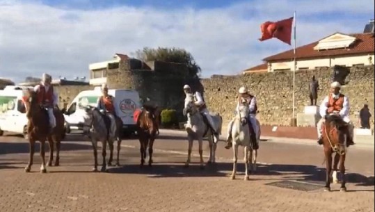Dita e Çlirimit në të gjitha qytetet, Elbasani feston ndryshe, të rinjtë paradë me kuaj