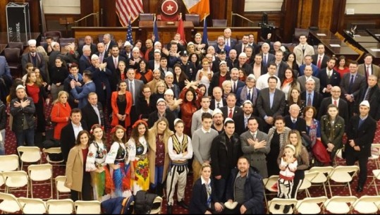 106-vjetori i Pavarsisë/ Këshilli Bashkiak i Nju Jorkut vlerëson 6 shqiptaro-amerikanë, këndohet himni kuqezi 