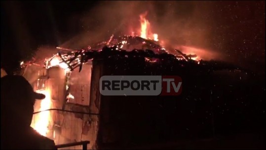 Zjarr në Elbasan, përfshihet nga flakët një banesë, dyshohet se është i qëllimshëm (VIDEO)