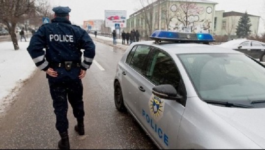 Kosovë/ Policët lanë makinën në lavazh, punëtori vë kapelen dhe shëtit në qytet duke bërë video