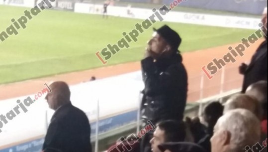 Robert Aliaj në stadium për derbin, i shqetësuar për Partizanin 