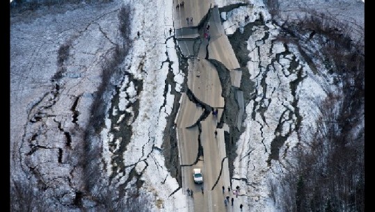 Tërmeti 7 ballë godet Alaskën, shkatërrohen rrugët, banorët braktisin shtëpitë (VIDEO+FOTO)