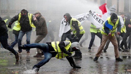 Taksa për karburantin/ Protestuesit përleshen me policinë në Paris, dhjetëra të arrestuar (VIDEO)