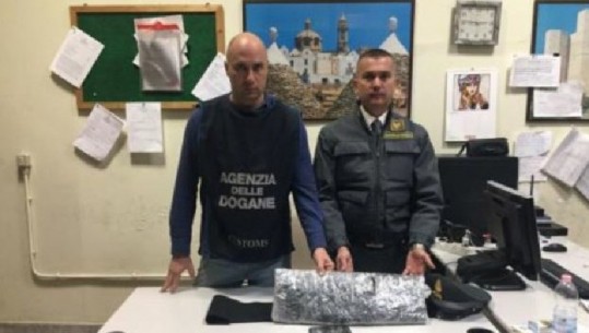 U kap me gjysmë kg marijuanë në Bari, arrestohet 25-vjeçari shqiptar në Itali