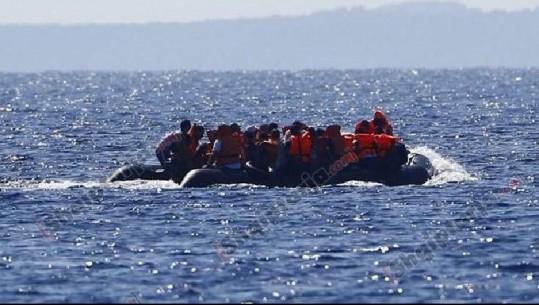 Refugjatët/ Anija e Forcës Detare shqiptare shpëton 84 gra dhe fëmijë në Egje (FOTO) 