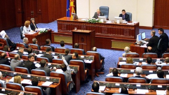 Kuvendi i Maqedonisë voton draftin për ndryshimin e emrit 