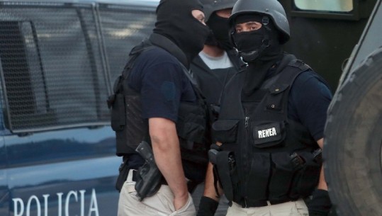 Berat/ I humbet arma e shërbimit, denoncon polici i Forcave Speciale