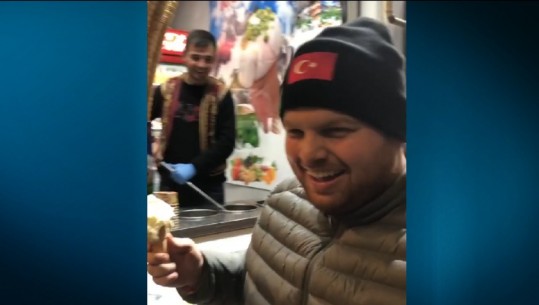 Shitësi turk përpiqet t’a mashtrojë me akulloren, ja si ia hedh shqiptari (VIDEO)