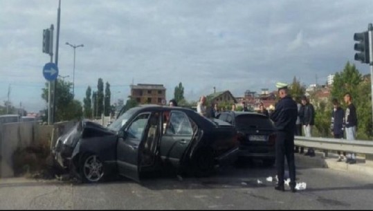 Vlorë/ 'Mercedesi' del nga rruga dhe përplaset me bordurën; plagosen dy pasagjerë, arrestohet drejtuesi i mjetit 