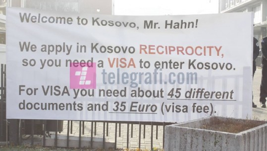 Aksion simbolik para vizitës së Johannes Hahn, i kërkohet vizë për të hyrë në Kosovë (Fotot)