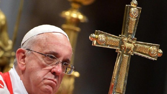 Papa, ultimatum priftërinjve homoseksualë: Mos bëni marrëdhënie, ose lëreni kishën!