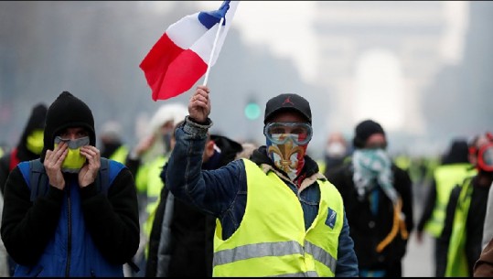 Protestat e dhunshme e ‘xhaketave të verdha’, qeveria franceze pezullon rritjen e taksës së karburantit