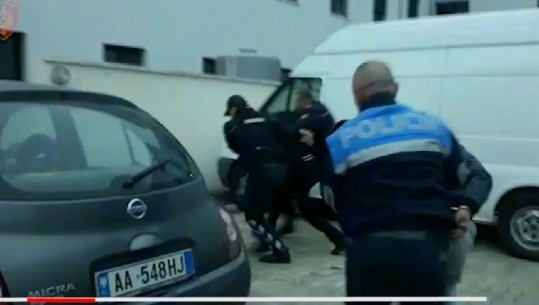 VD/Dy të rinjtë vodhën zyrën ku paguheshin gjobat, policia e Durrësit jep sqarime mbi shumën e parave të grabitura 