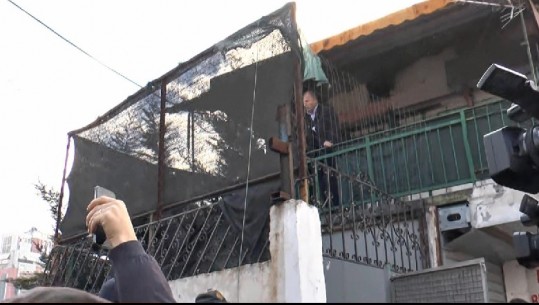 Tension në Laprakë, banorët bëjnë rezistencë: Nuk dalim nga banesa