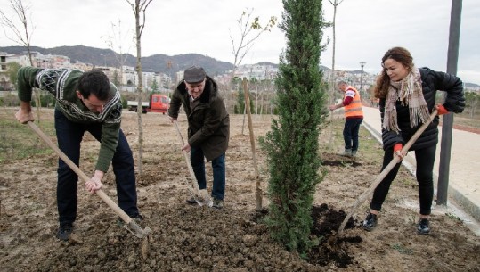 Qytetari në 75-vjetorin e tij i dhuron 3 pemë kryeqytetit, Veliaj: T'í bashkohemi nismës