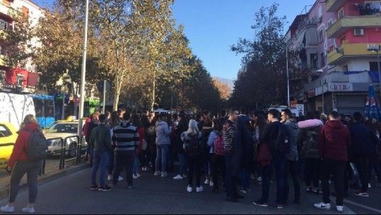 Studentët ulen para ministrisë: Tarifat janë të papërballueshme