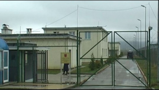 Tentoi të fusë telefon në burgun e Drenovës, arrestohet 55-vjeçarja
