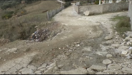 Vetëm 8 km larg qytetit të Vlorës, fshati Kërkovë prej vitesh pa rrugë dhe pa ujë të pijshëm