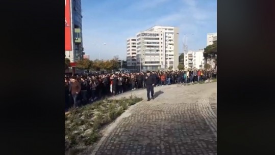 Studentët nisin marshimin drejt Ministrisë së Arsimit (VIDEO)