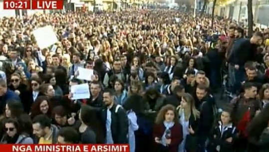 Protestuesit në Tiranë para MAS: Nesër do të vijnë studentët nga rrethet