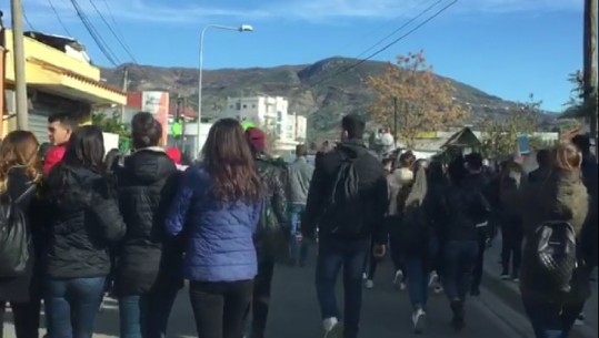 Studentët e Elbasanit nisin marshimin drejt qendrës së qytetit, bllokohet rruga