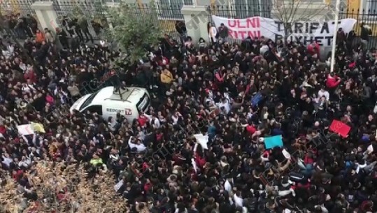 Tarifat e krediteve, studentët protestë para Ministrisë së Arsimit (FOTO)