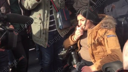 Elbasan, studentja me aftësi të kufizuara në protestë: Duam të drejtat tona (VIDEO)