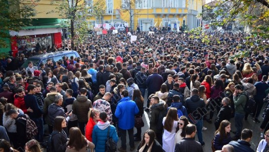 Protesta në foto, studentët vijojnë të qëndrojnë para Ministrisë së Arsimit