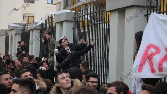 Revoltohen studentët, lapsa, letra dhe bidona drejt ministrisë së Arsimit