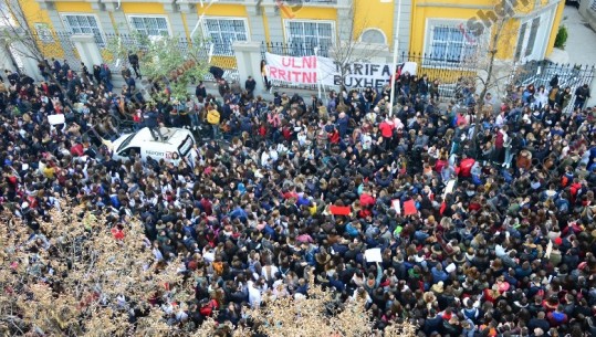 REPORT TV sjell pamjet nga lart nga protesta e studentëve para Ministrisë së Arsimit