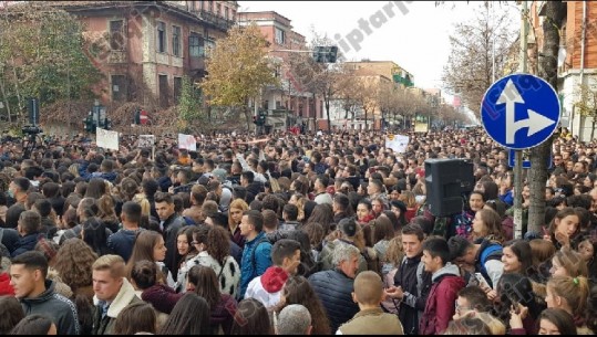 Studentët e Elbasanit mbyllin protestën: Nëse s’ka zgjidhje, nesër sërish bojkot