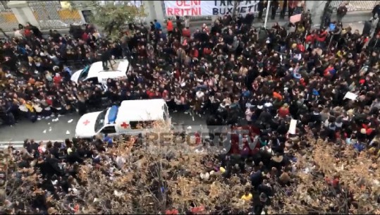 Studentët hapin rrugën për ambulancën te Rruga e Durrësit (VIDEO)