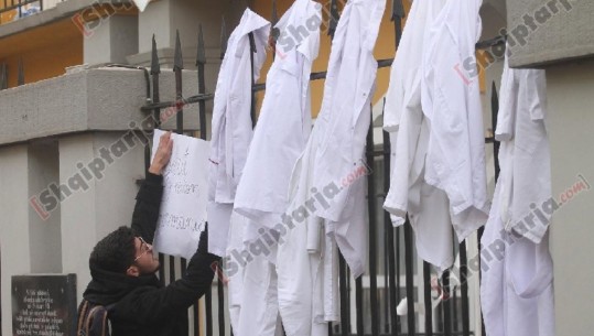 Protesta, studentët varin bluzat e bardha te hekurat e ministrisë (FOTO)