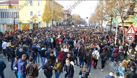 6 orë përpara Ministrisë së Arsimit, studentët mbyllin protestën: Kthehemi sërish nesër në orën 10:00