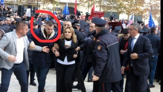 Ju kujtohet ‘Bodyguard-i’ Monikës që e nxorri nga turma? Sekretari politik i LSI, ishte sot në protestë si ‘student’ (FOTO)