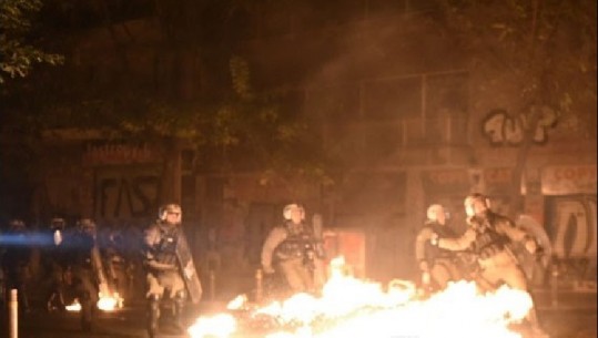 10 vjet nga vrasja e adoleshentit, anarkistët i vënë flakën Athinës, bomba molotov policisë (VIDEO+FOTO)