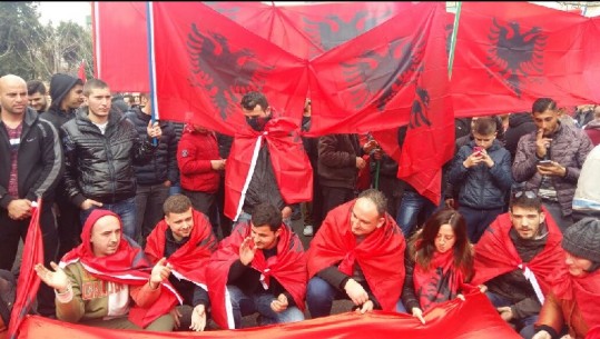 Tubimi në Gjirokastër për shqiptarët e vrarë në Greqi, nis organizimi në rrjetet sociale: Mbro dinjitetin tënd