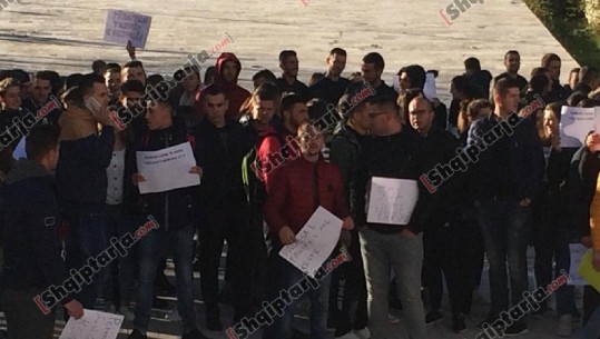 Studentët e Vlorës nisin protestën para universitetit