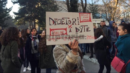 ‘Dhjetori i dytë, boll më’/ Bojkot mësimit, nis protesta edhe në Korçë (FOTO+ VIDEO)