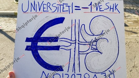 “Universiteti= -1 veshkë-REVOLUCION”/ Në protestë edhe studentët e Mjekësisë