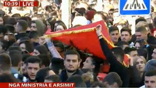 “E Duam Shqipërinë si Gjithë Europa”/ Thirrje, flamuj kuqezi dhe pankarta para MAS